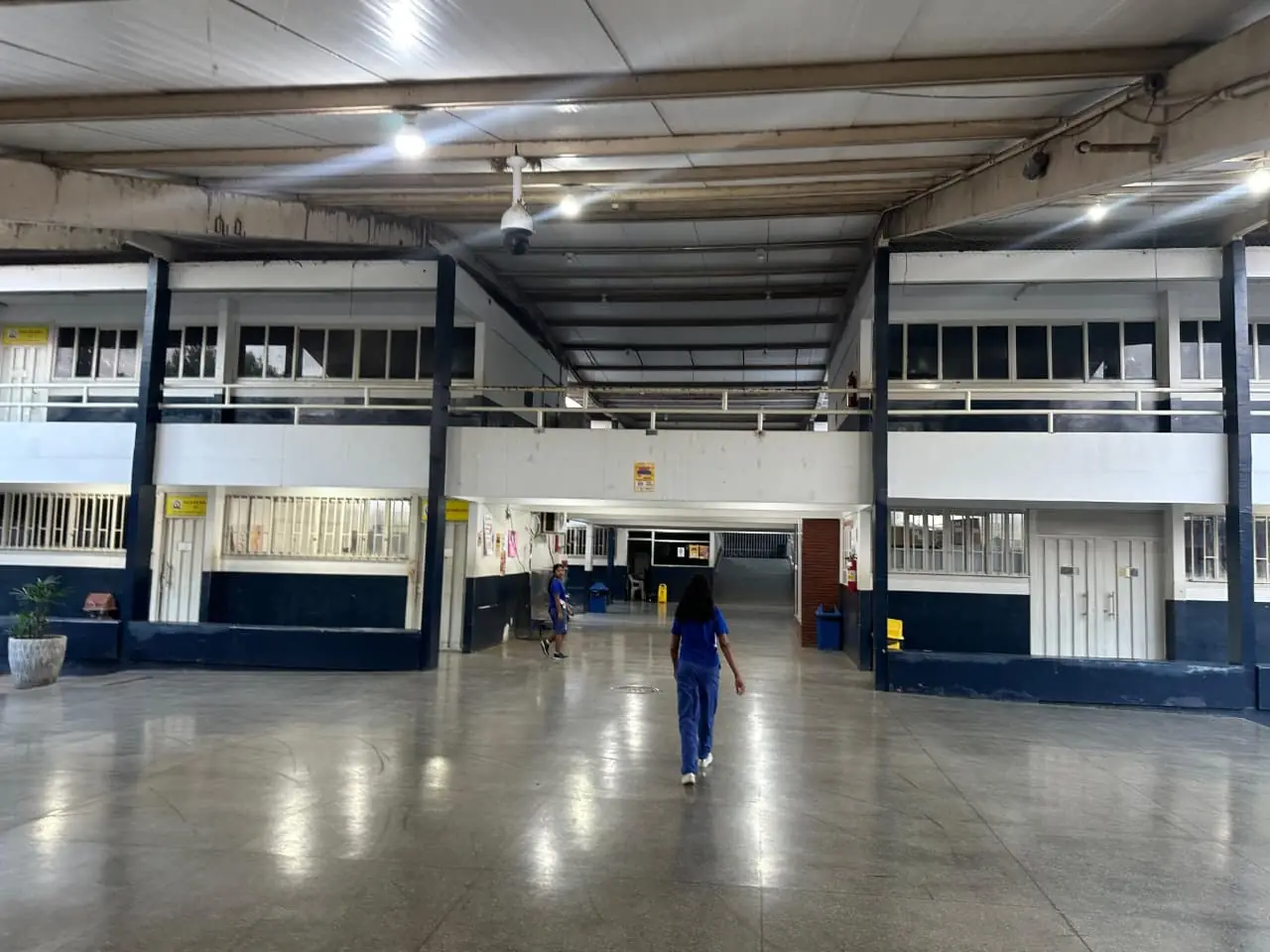 Aluna caminhando pelo pátio coberto da escola